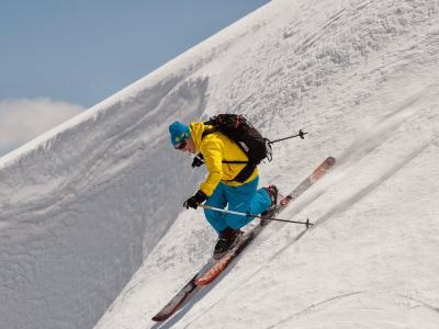 Telemark skier in blue & yellow